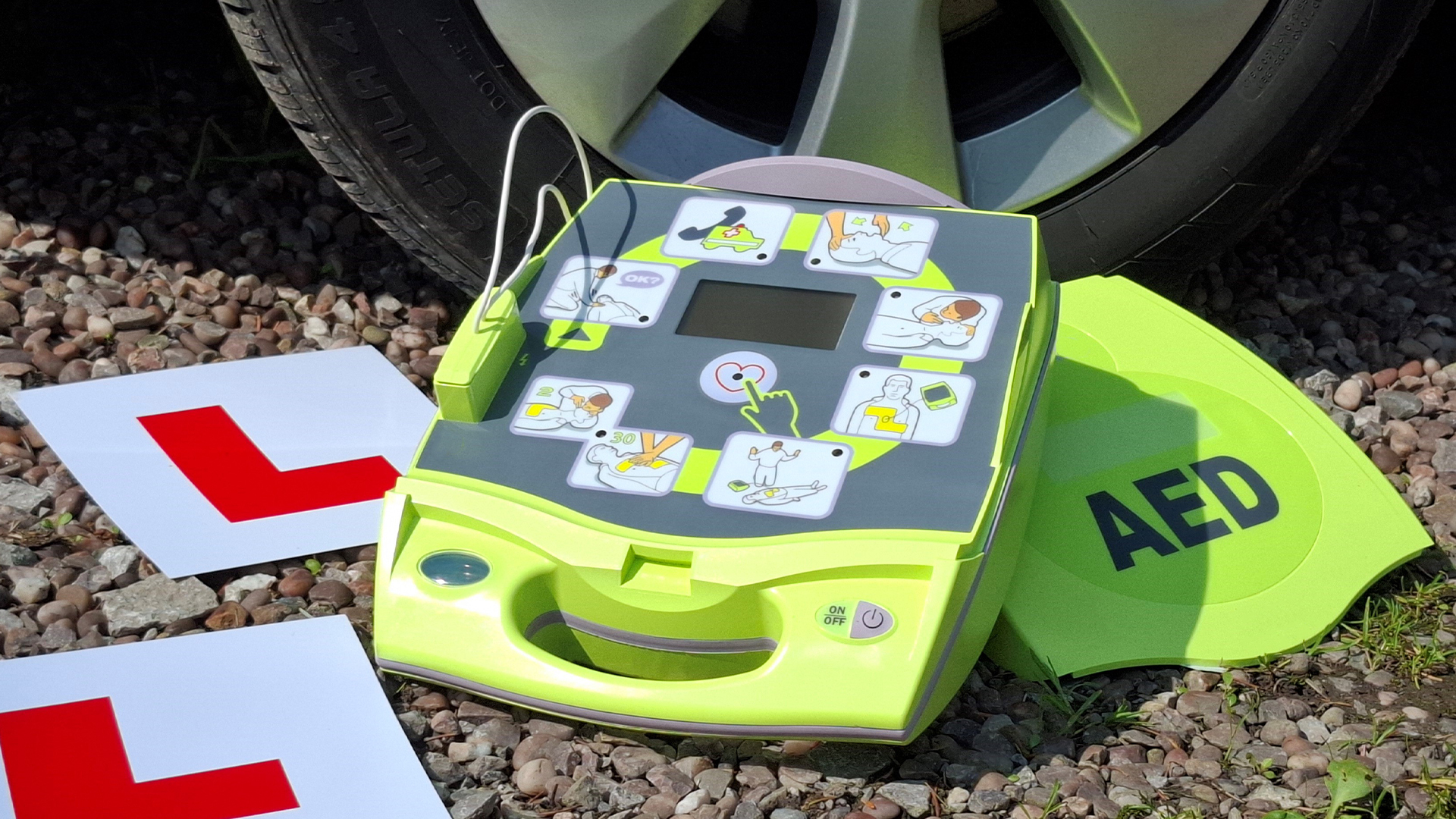 Defibrillator with learner driver signs