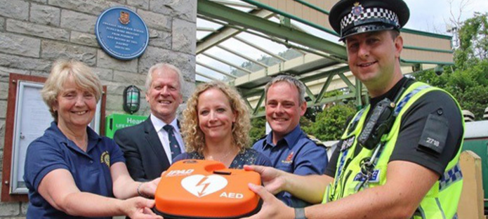 Swanage residents holding a new defibrillator
